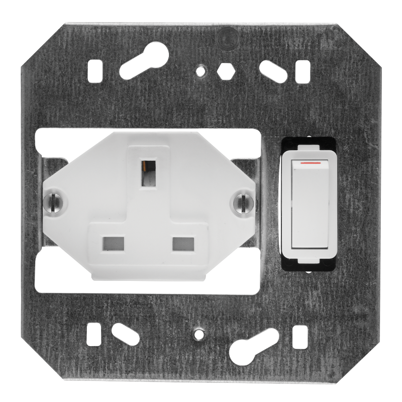 Crabtree Classic Single BS (13A) Switched Socket on 4×4 Yoke